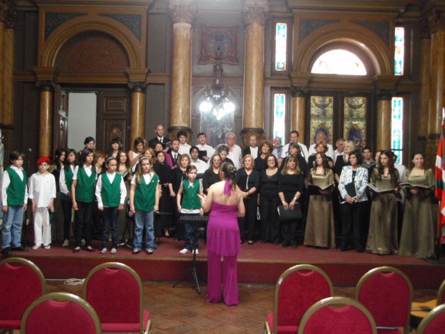 Los coros concluyeron la exhibición interpretando conjuntamente la canción “Kinkirri kunkurru” (foto EuskalKultura.com