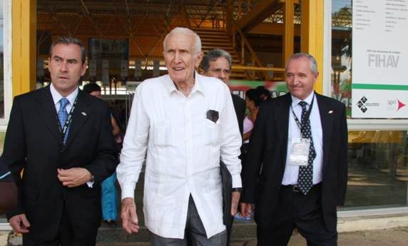 Mauri Lazkano, presidente de SPRI (izquierda), y el Vicepresidente del Consejo de Ministros de Cuba, José Ramón Fernandez (centro), a la salida del recinto ferial