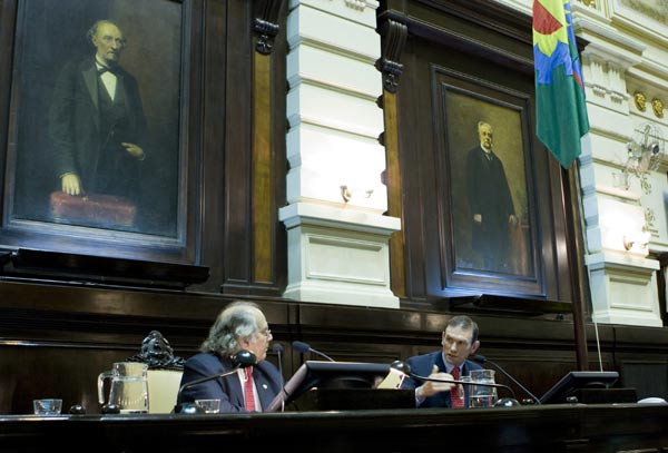 Adolfo Pérez Esquivel y el lehendakari Ibarretxe durante la Mesa de Diálogo Político celebrada en la sede de la Cámara de Diputados de la Provincia de Buenos Aires (foto Jon Bernárdez)