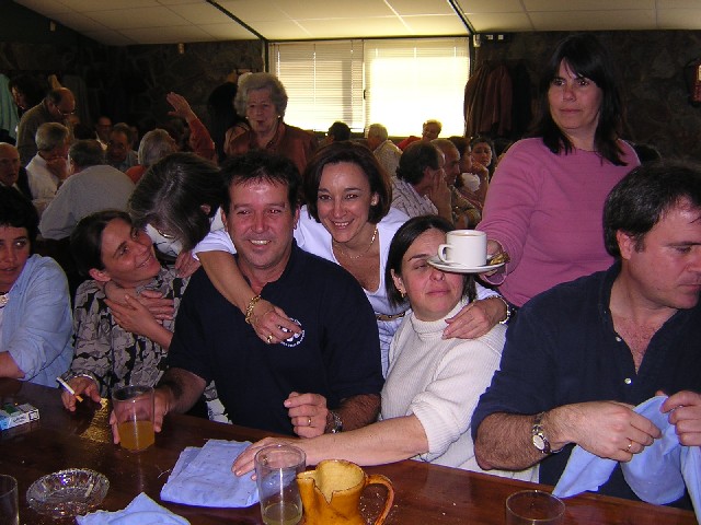 Iñaki Amenabar rodeado de los muchos amigos que acudieron a saludarle durante el encuentro que celebra cada año la comunidad vascovenezolana en Euskadi, a la que concurrió en 2004 (foto Amaya Zenarrutzabeitia-ianasagasti.blogs.com)