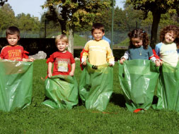 Niños participando de la fiesta organizada por 'Lagunt eta Maita' en octubre de 2008