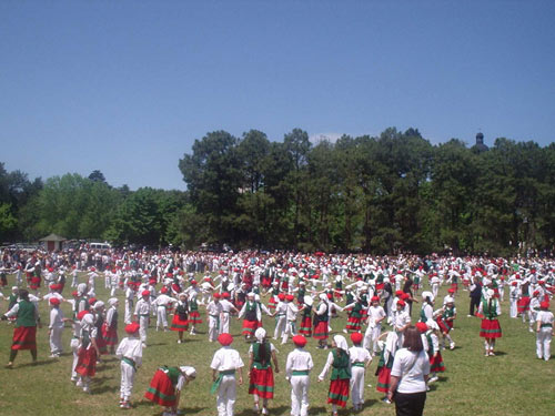 Fiesta Vasca en el colegio Euskal Echea en su sede de Lavallol (foto EuskalKultura.com)