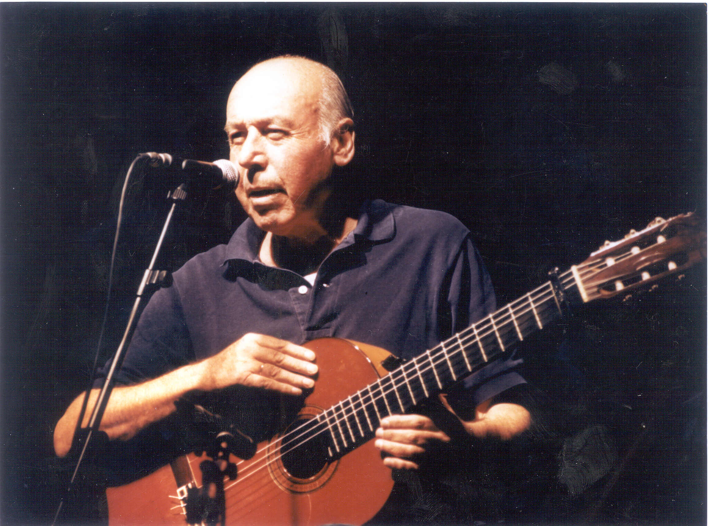 Mikel Laboa, en una imagen tomada en un concierto