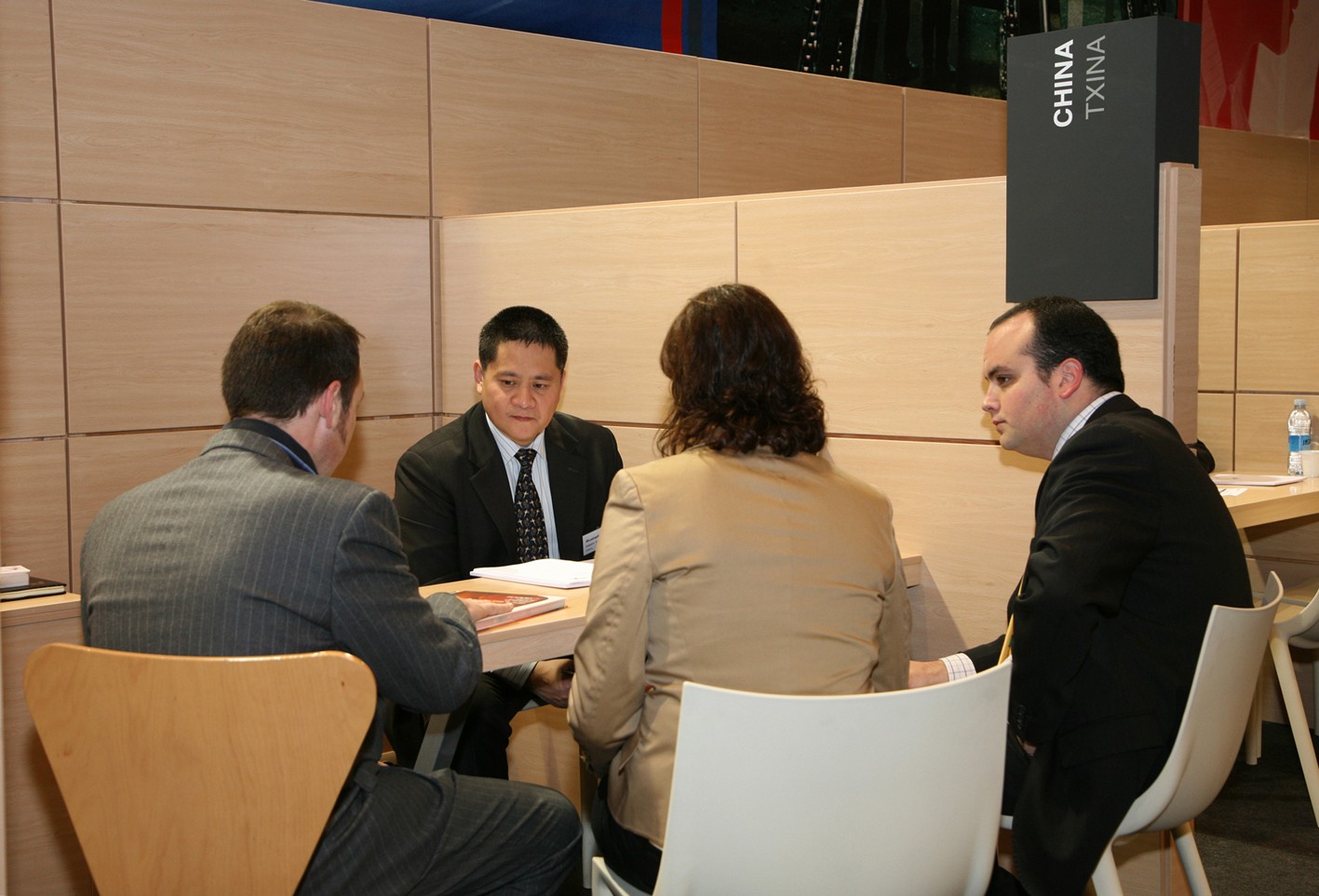 Empresarios interesándose por las posibilidades de negocio en China en la edición del año pasado (foto SPRI)