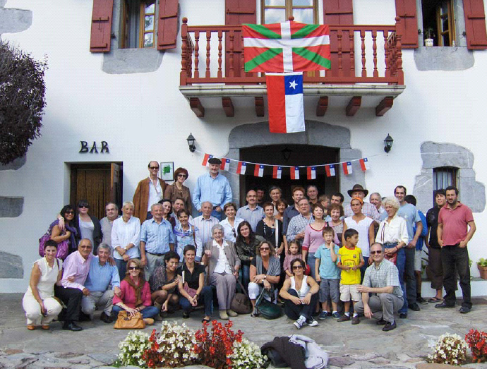 Foto de familia de los amigos reunidos en esta comida vasco chilena en Urdax (foto Berriketari)