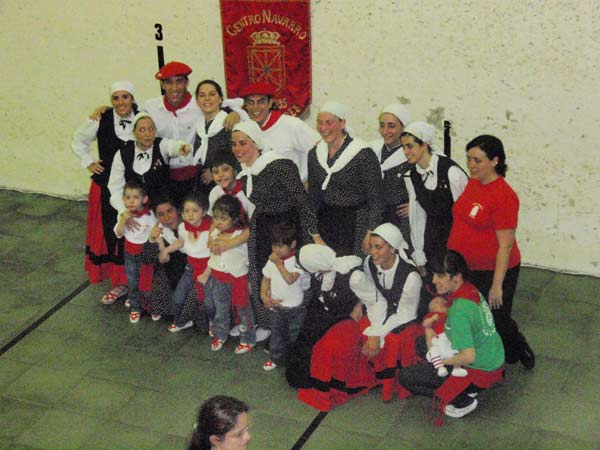 Grupo de dantzaris txikis y mayores que intervinieron en los actos del 113 aniversario del Centro Navarro de Buenos Aires (foto EuskalKultura.com)