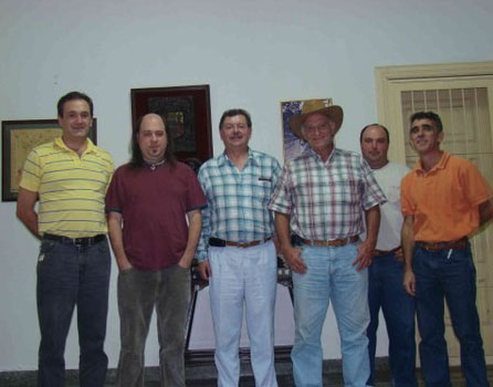 Los miembros de la Euskal Etxea de Caracas junto a Jose Vicenter Katarian, vicepresidente del Centro Vasco de Bogotá (foto Caracas EE)