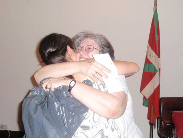 La presidenta de Eusketxe, María Elena Etcheverry de Irujo, abraza a la ganadora del viaje a Euskal Herria de este año, Priscila López de Vicuña (foto EuskalKultura.com)