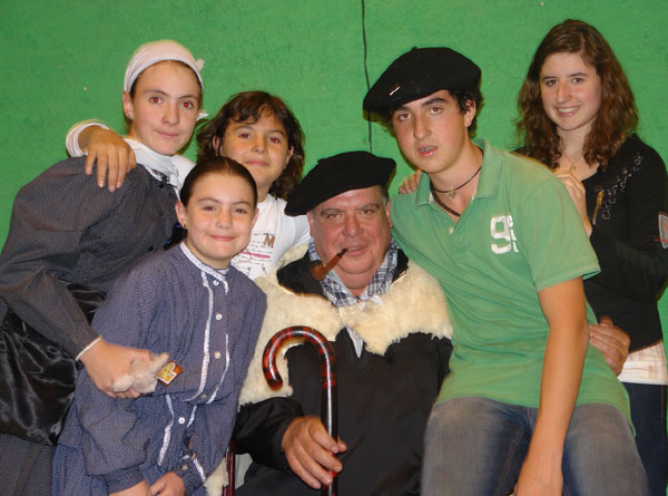 Un año más, Olentzero recibió en el frontón de Euskal Etxea de México DF a niños y familias en su anual cita navideña. El carbonero cuenta en México con la inestimable ayuda de Juanjo Arrieta (foto M. Arrechea)