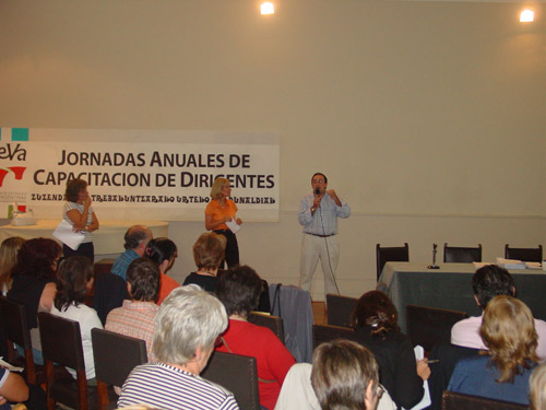 Foto de archivo de un curso de capacitación de dirigentes realizado en el Laurak Bat de Buenos Aires en marzo de 2007 (foto EuskalKultura.com)