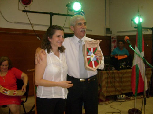 En el curso de la celebración de la Cena de Fin de Año el presidente de Kotoiaren Lurra ofreció un reconocimiento por su colaboración a Gabriela Ríos, directora del Museo del Hombre Chaqueño