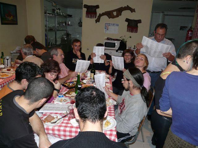 Los estudiantes de euskera y socios de la Euskal Etxea cantando durante la cena (foto MadridEE)