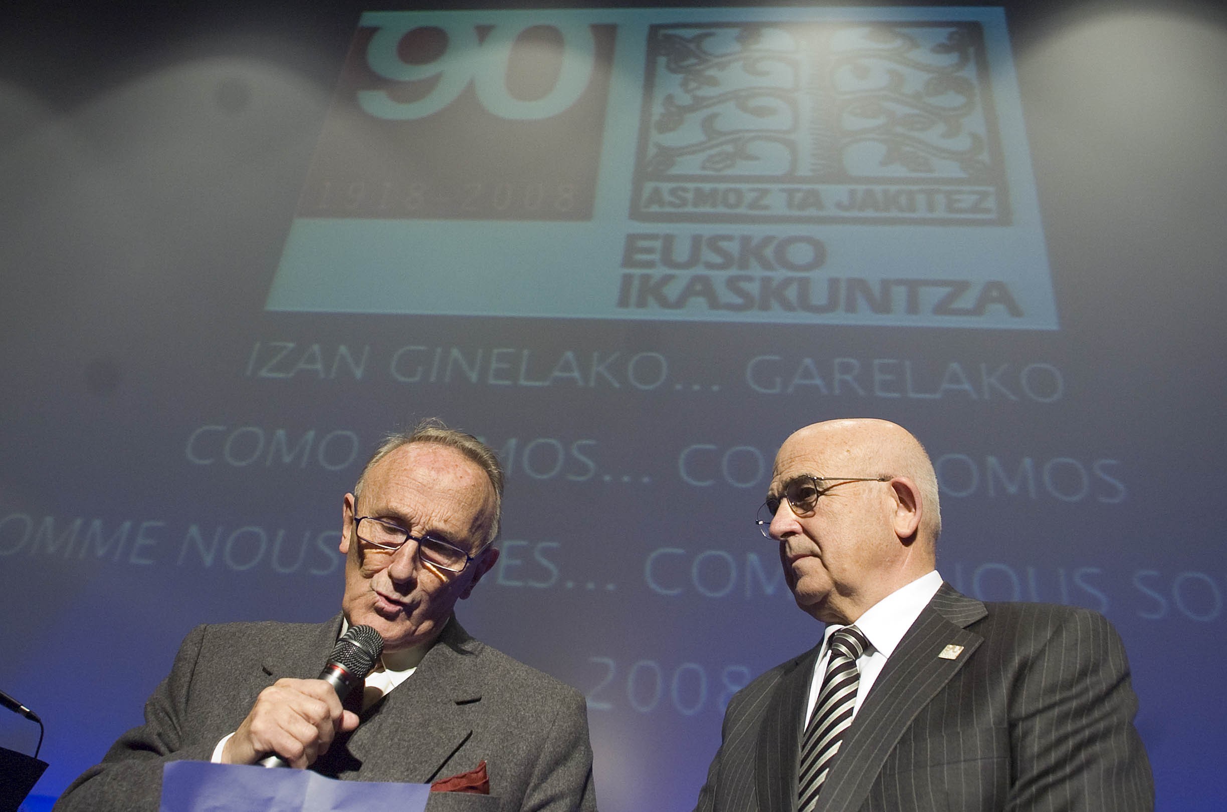 Vicente Zaragüeta, director del Aquarium de Donostia y Xabier Retegi, presidente de Eusko Ikaskuntza (foto EI)