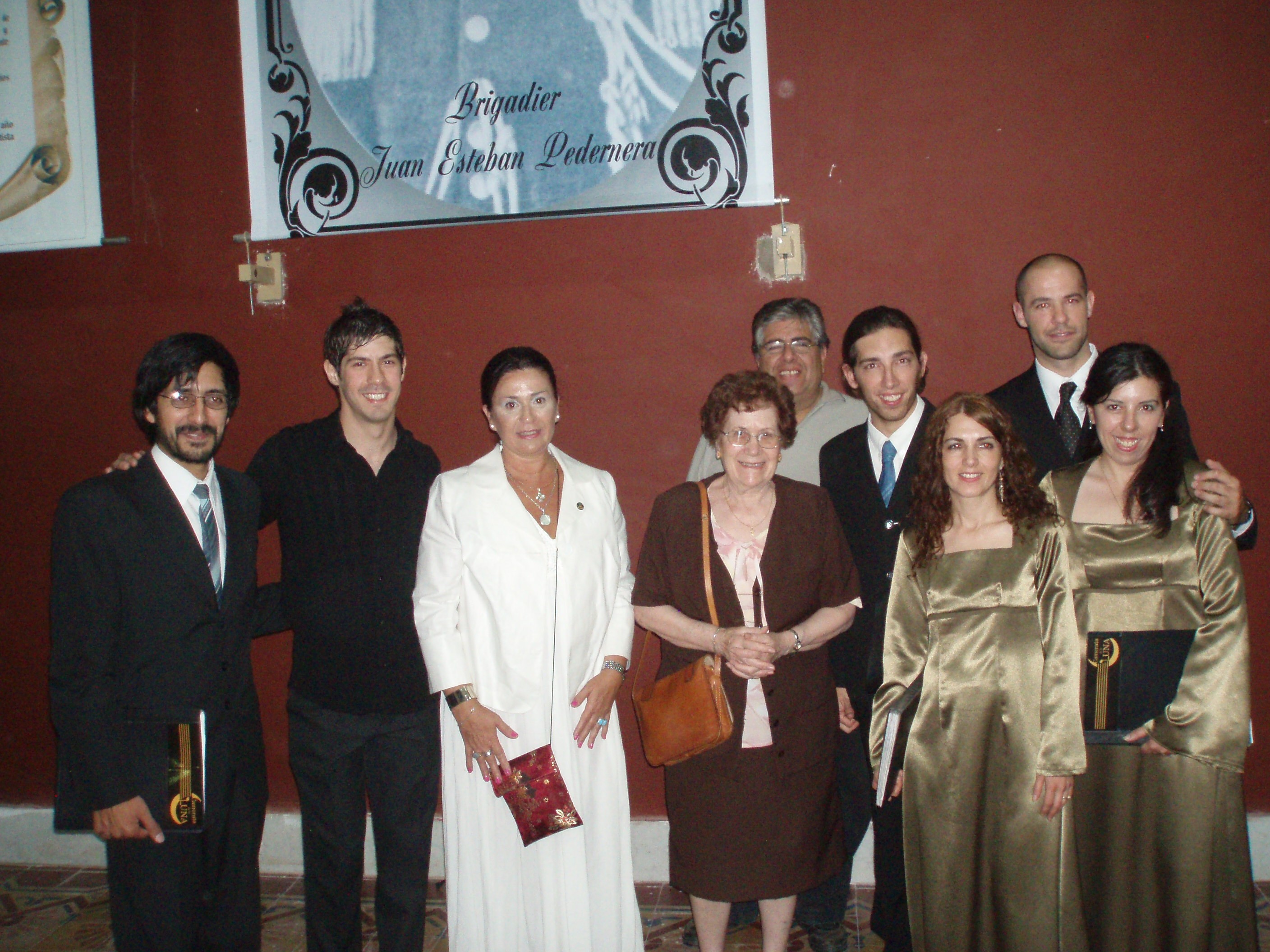 Imagen del homenaje en el que participaron los miembros de la Euskal Etxea y del Coro Camerata de Luna (foto Villa Mercedes EE)