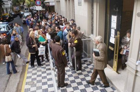 Colas frente al consulado de España en Buenos Aires, en una foto de archivo (foto F. Guastavin)