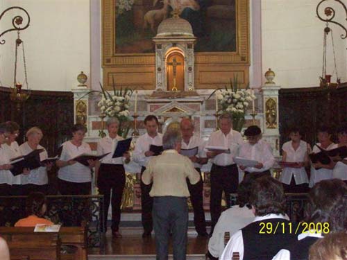 El coro de Euskaltzaleak durante su intervención el el encuentro de coros de Euskal Echea de Buenos Aires