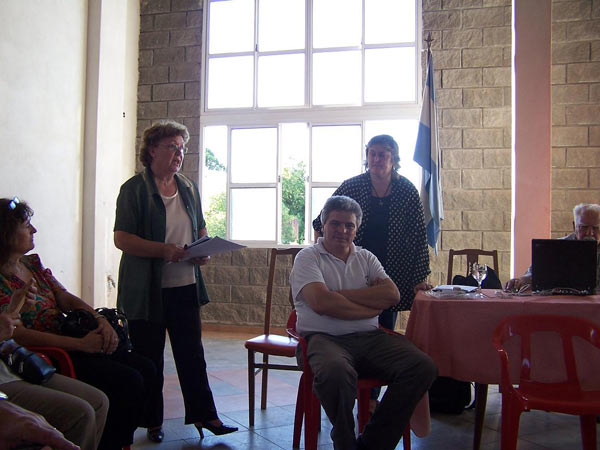 Presentación a cargo de M. Angeles Oñederra, representante de la euskal etxea anfitriona. Junto a ella, sentado, César Arrondo, y de pie, Mariana Fernández Castelli, dirigentes del Foro, que registró en José C. Paz participantes de Argentina y Uruguay