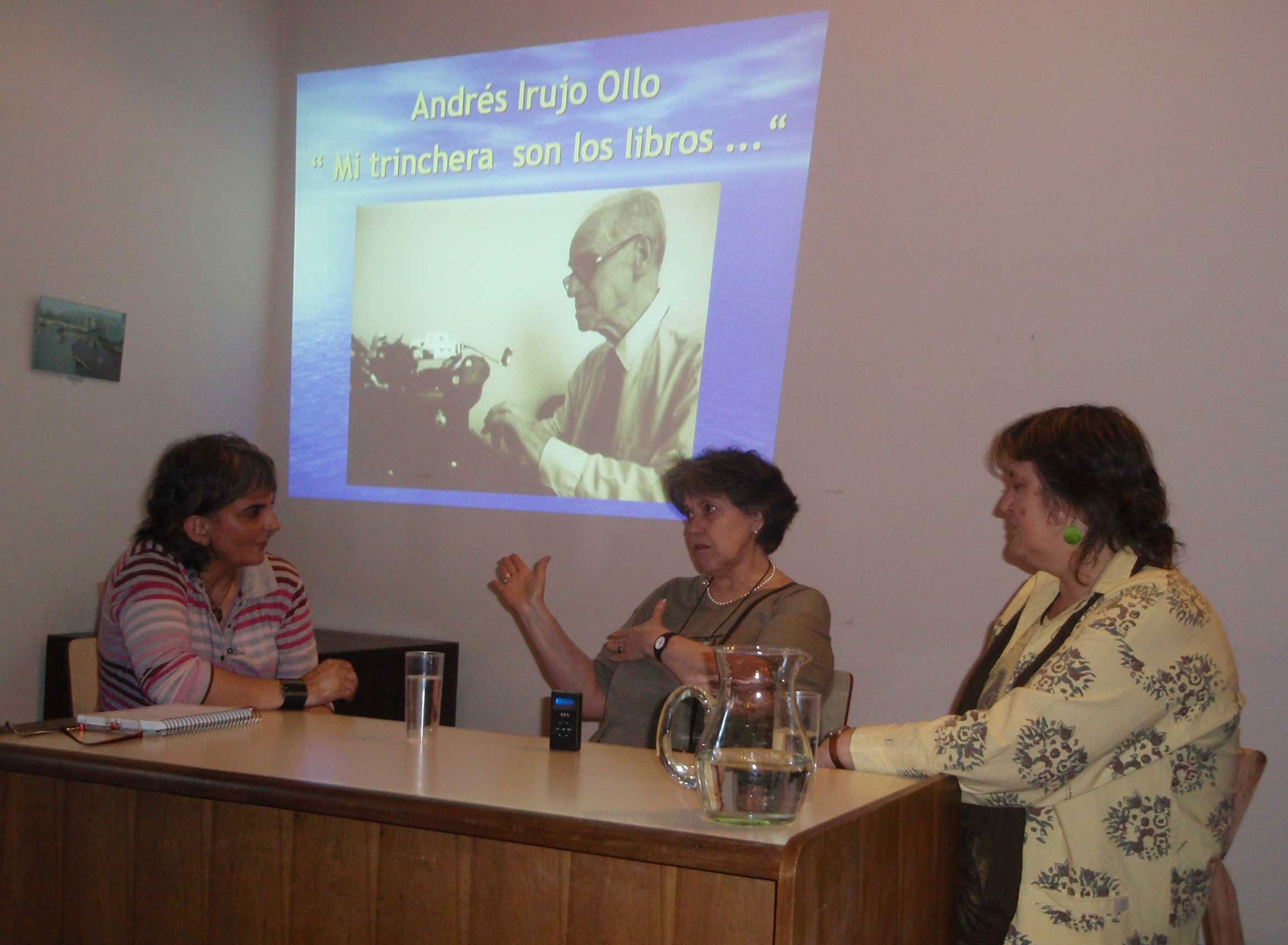 Teresa de Zavaleta, María Elena Etcheverry y Mariana Fernandez Castelli durante la charla/entrevista (foto EuskalKultura.com)