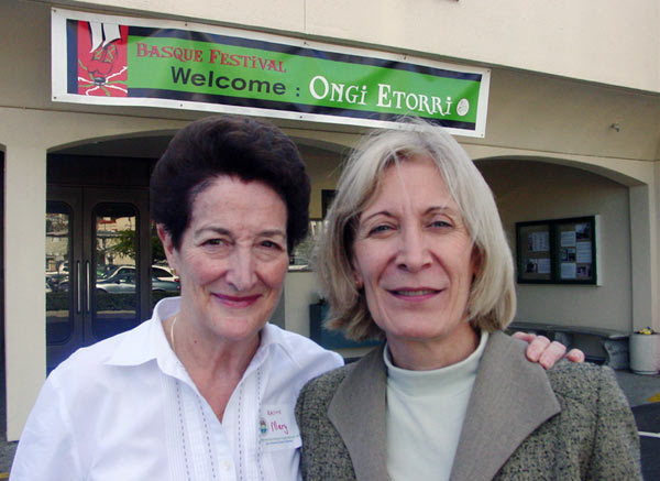 Mary Gaztambide, presidenta de NABO, y Mariluz Artetxe, entonces presidenta de FEVA, en febrero del pasado año en una primera reunión entre ambas entidades en el Centro Cultural Vasco de San Francisco (foto EuskalKultura.com)