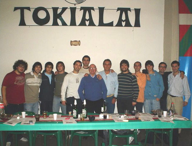 Cena fundacional: Juan Unzurrunzaga, Andoni Azcarate, Andoni Etcheverry, Lisandro Jaccoud, Aitor Aramayo, Xabier Aramayo, Iñaki Aramayo, Javier Clúa, Daniel Altamira, Mauricio Brocquelaire, Tomás Clúa, Federico Landa e Iñaki Azcarate