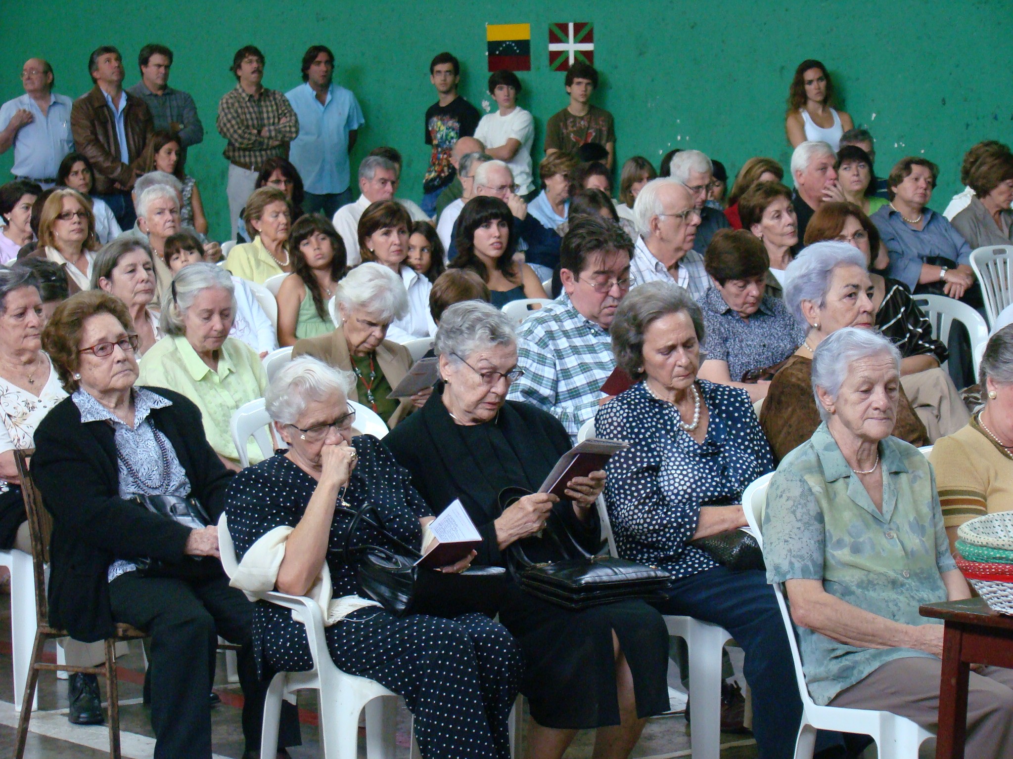 Asistentes a la misa que por cuestiones de aforo se ofició en el frontón de Eusko Etxea (foto P.Arriaga)