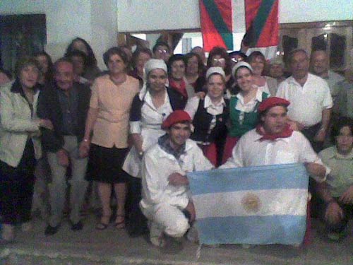 La velada tuvo lugar en una finca cedida por Esteban Marticorena, lehendakari de Eusko Etxea de San Juan, que cuenta con Ofelia Larrea como referente de Cultura. El debut de los dantzaris constituyó todo un éxito. 