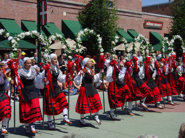 Oinkari female dancers performing at Boise's Basque Block (photo EuskalKultura.com)