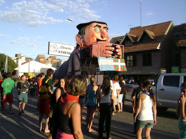 El Gargantúa del Centro Vasco será, junto a la Tamborrada, protagonista de las fiestas en Necochea (foto NecocheaEE)