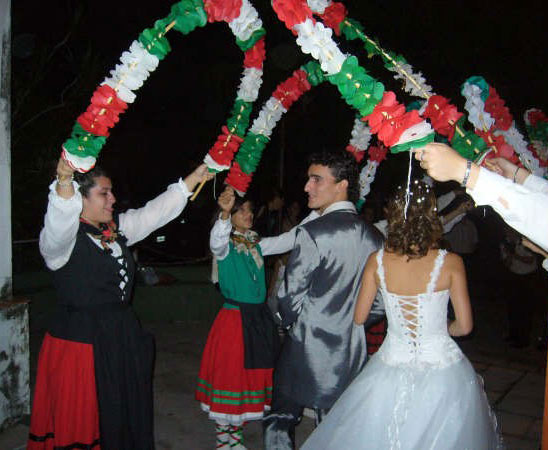 Los dantzaris de Chaco y Arrecifes hicieron un arco por el que pasaron los novios a la salida de la iglesia (foto Chaco EE)