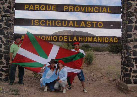 La representación vasca a la entrada del Parque Ischigualasto, Patrimonio de la Humanidad (fotos Carina Gabriela Oyola)