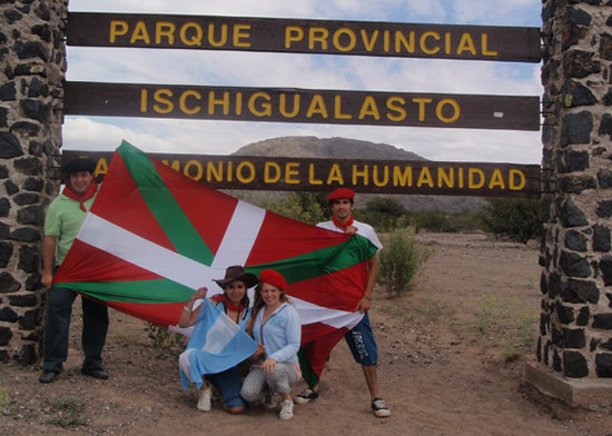 Ischigualastoko Parkea, euskal bisitariak eta ikurriña