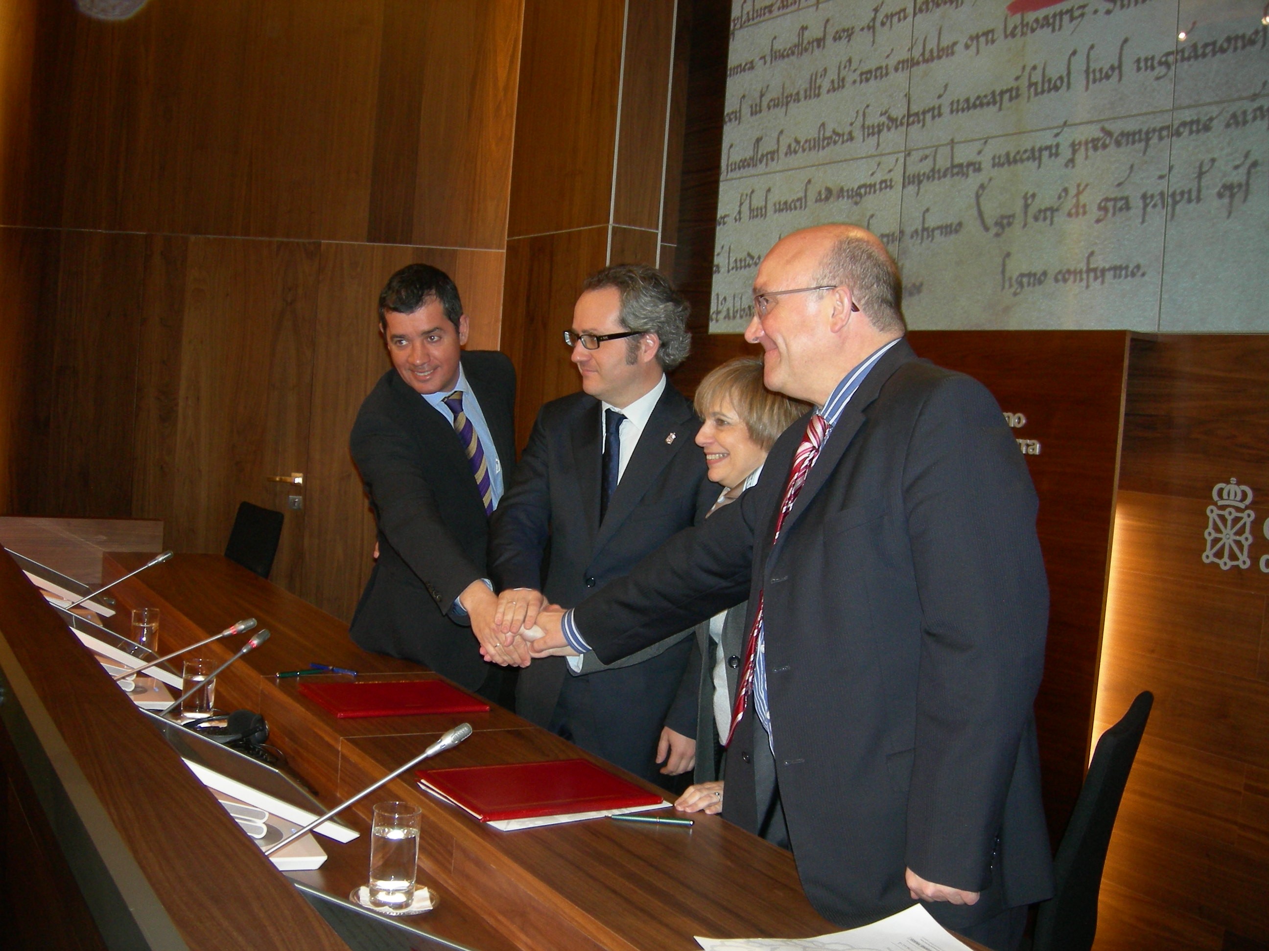 Xabier Azanza, Director de Euskarabidea; el Consejero de Educación del Gobierno de Navarra, Carlos Pérez Nievas; la Consejera de Cultura, Miren Azkarate; y Patxi Baztarrika, Viceconsejero de Política Lingüística del Gobierno Vasco 