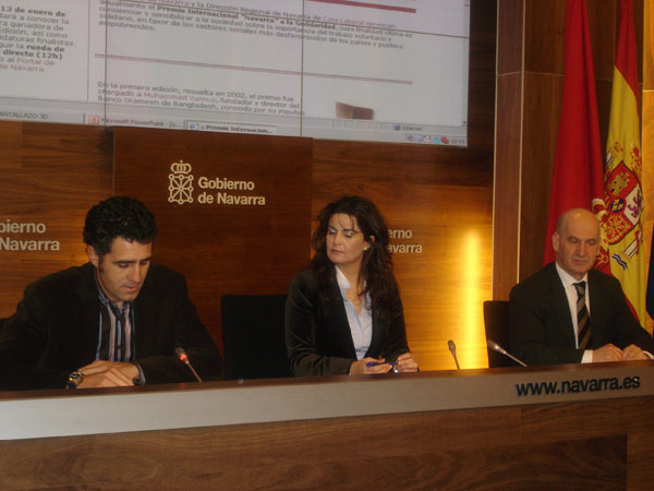 El presidente del jurado, Miguel Induráin; María Isabel García Malo, consejera de Asuntos Sociales, y Alfonso García Liberal, director de Navarra de Caja Laboral Popular