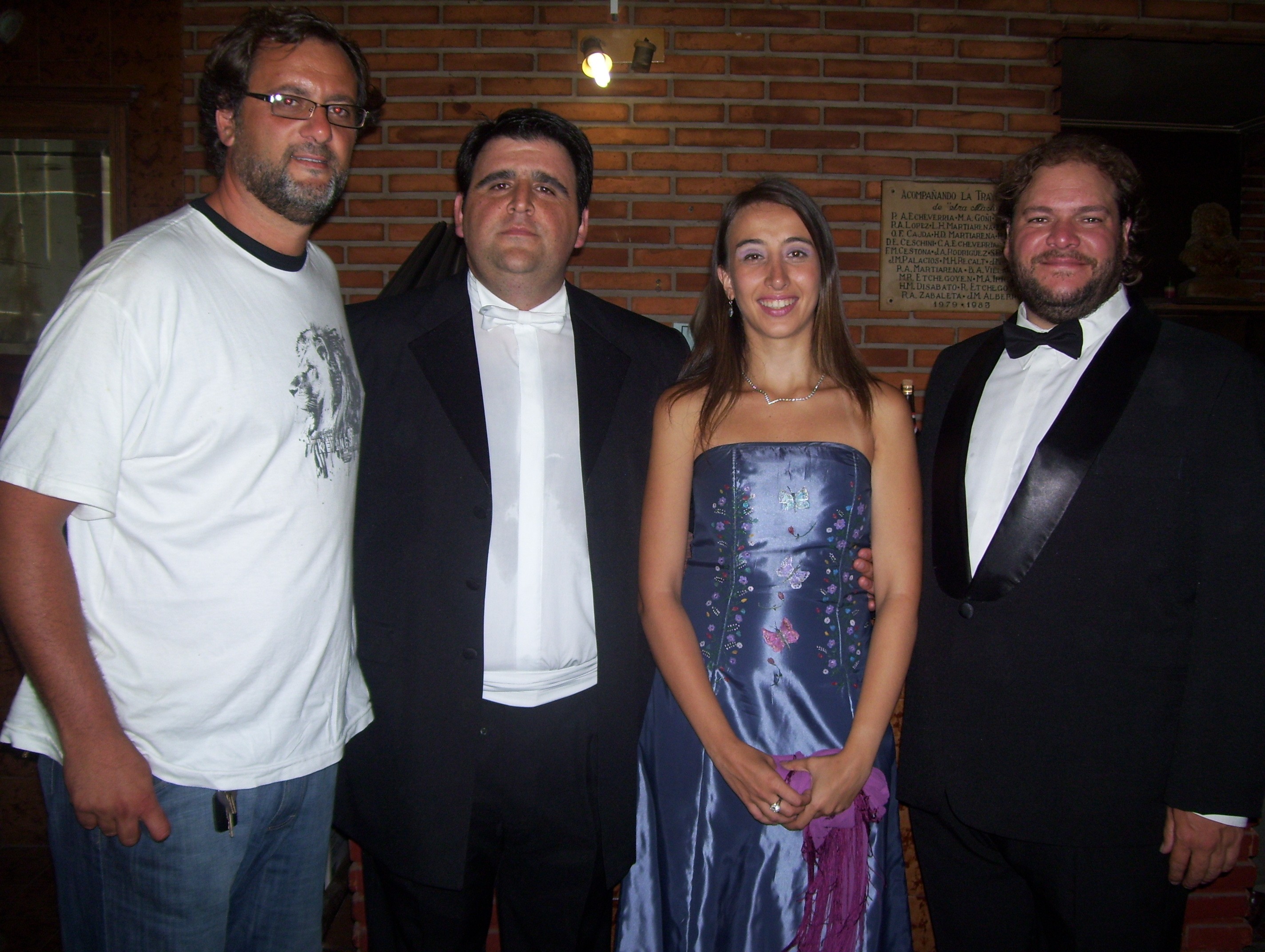 El presidente de la euskal etxea ayacuchense, Mariano Oillataguerre, junto a los artistas de la noche: vestidos de gala, el barítono Fabián Veloz, la soprano Verónica Julio y el tenor Diulio Smiriglia