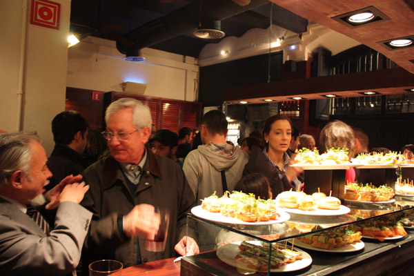 La apetitosa barra de pintxos del restauranet de Euskal Etxea de Barcelona (foto BartzelonaEE)