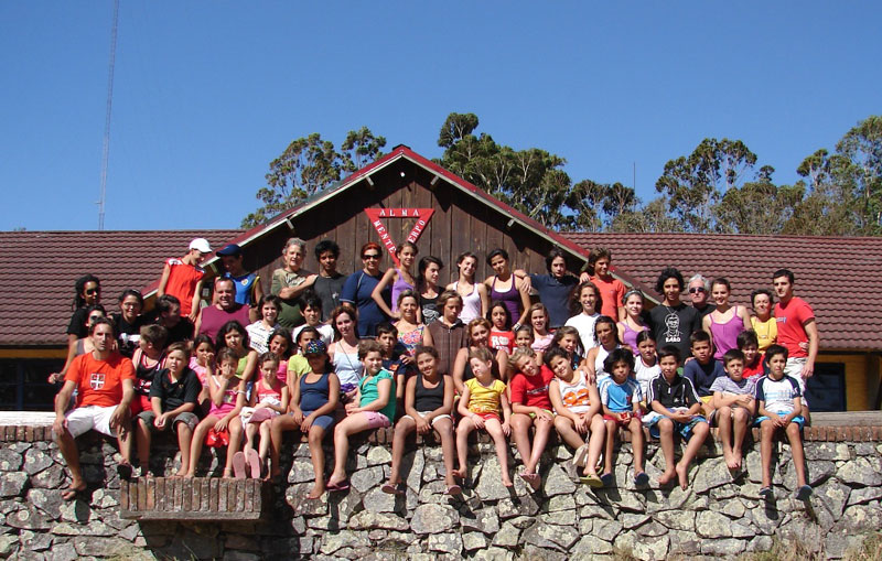 Foto de grupo del Udaleku 2009 de FIVU, recién finalizado en el Campamento Artigas, departamento de Colonia, Uruguay
