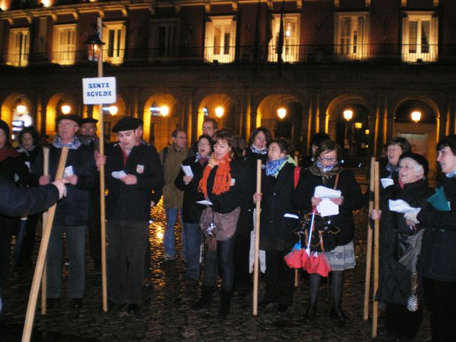 El coro de la Euskal Etxea cantando en la Plaza Mayor de Madrid (foto MadridEE) 