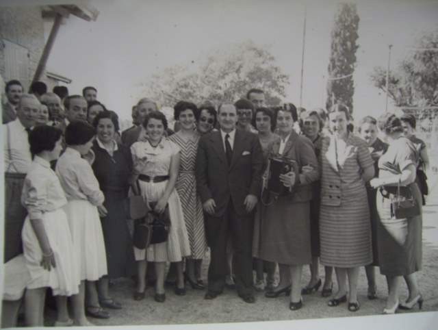 El lehendakari Agirre, en el centro, posando con miembros de la comunidad vasca de Chascomús (foto ChascomusEE)