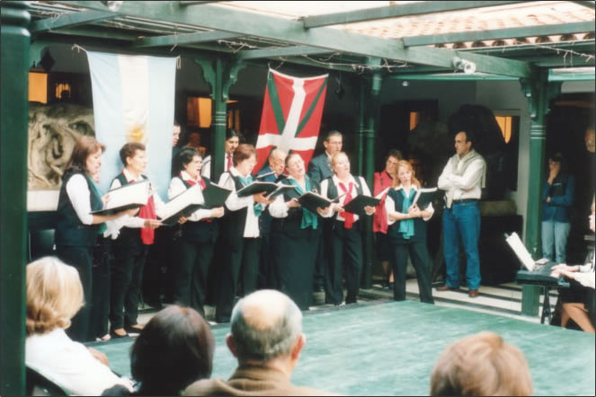 Foto de archivo de la coral, cantando en la Casa Yrurtia