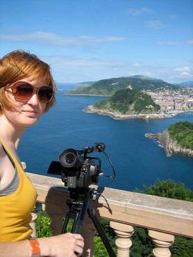 Anna Bruning en una imagen tomada en Donostia-San Sebastián durante la estadía de rodaje de su primer film, que se estrenará este sábado, 28 de febrero, 2009 en la Universidad de New Hampshire (foto cortesía UNH)