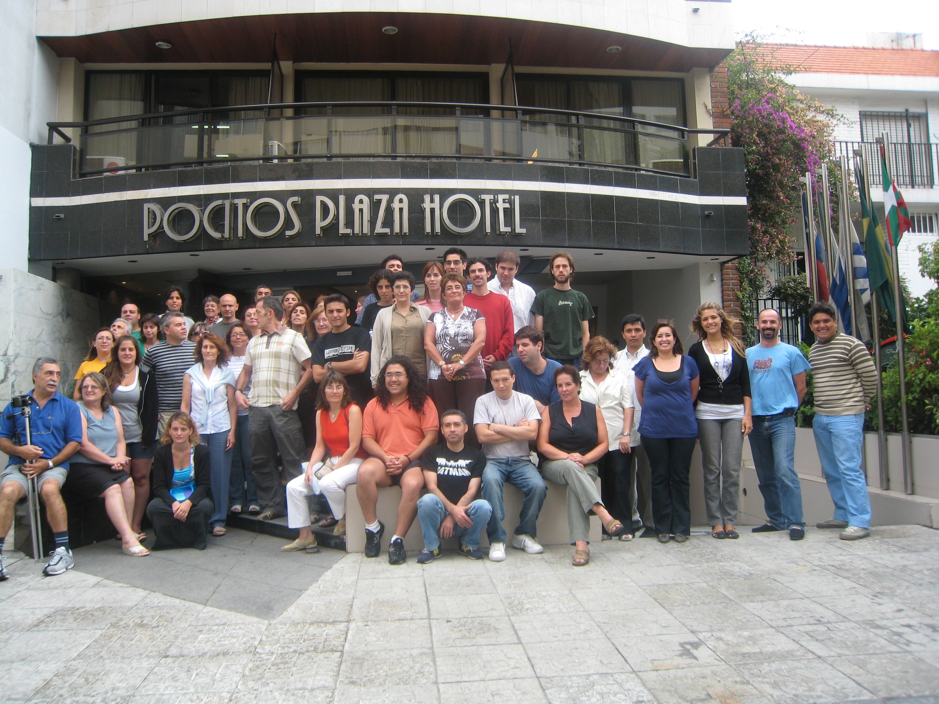 Foto de grupo de los participantes frente al hotel en el que se realizaron las sesiones (foto HABE)