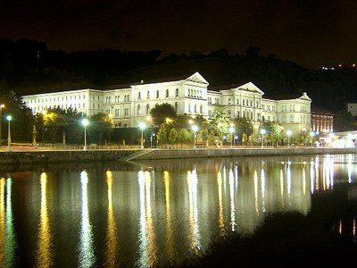 La Universidad de Deusto al anochecer