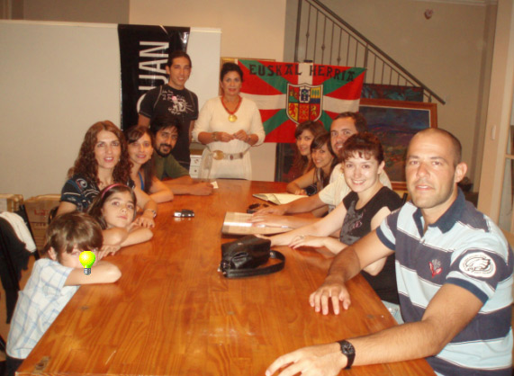 Miembros de Euskal Etxea de Villa Mercedes esperando el inicio del taller de técnica vocal