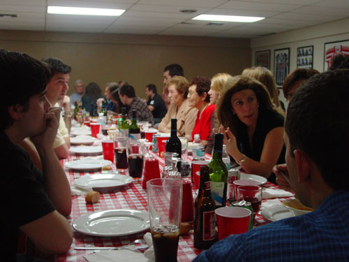Reunión y cena en Euskal Etxea of Miami, en una imagen de febrero de 2005 (foto EuskalKultura.com)