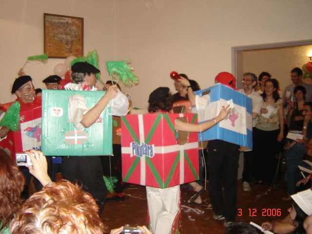 Una actividad lúdica de Euskaltzaleak, en el Día del Euskera (foto EuskalKultura.com)