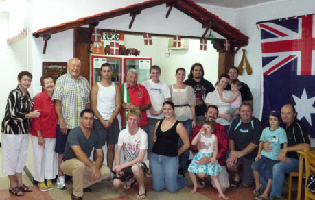 Ibon Garate es el cuarto por la izquierda, entre Joe Goikoetxea, presidente de la Euskal Etxea, y Josetxo Larrazabal, presidente de la Federación de Pelota de Australia, con los socios del Centro Vasco de Queensland (foto CMPV)