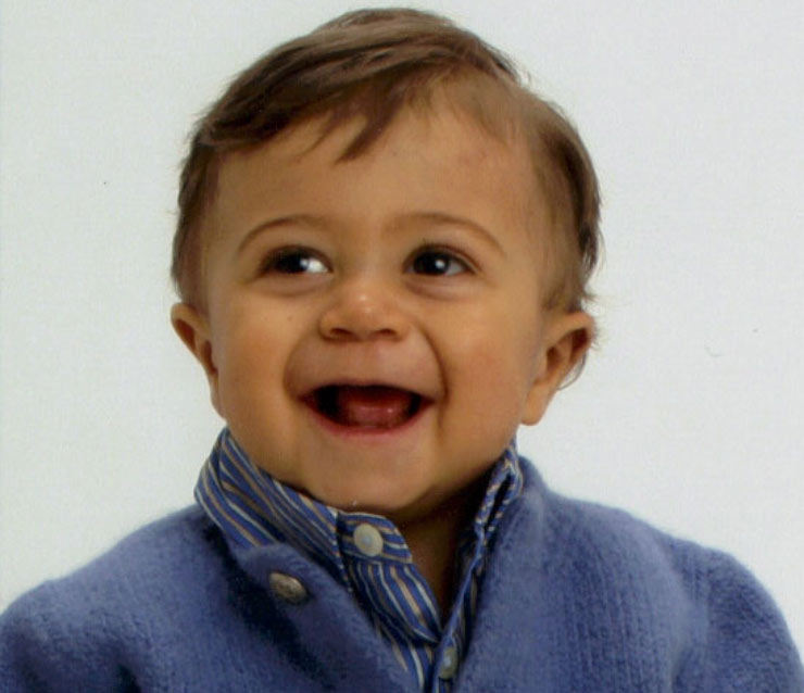 Sebastian 'Sebby' Moustirats, 20 hilabete baizik ez zituela San Frantziskon zendua, hezurmuin transplante baten beharrean, emaile bateragarri baten zain.