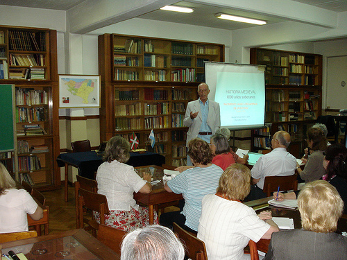 Clase de Historia Vasca con Pedro Beramendi en la biblioteca del Colegio Euskal Echea de la porteña calle Sarandí