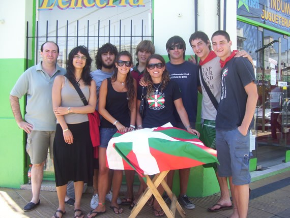 Grupo de jóvenes del Zingirako Euskaldunak durante un acto del centro en favor del euskera (foto ChascomusEE)