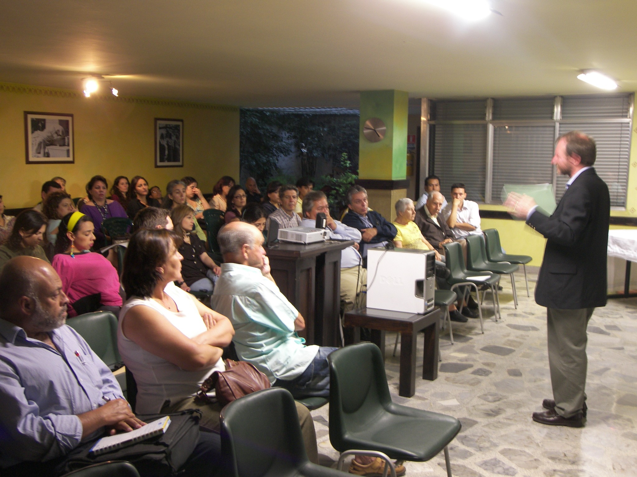 Santiago de Pablo en un momento de la conferencia ofrecida en Medellín (foto CEVAntioquía)